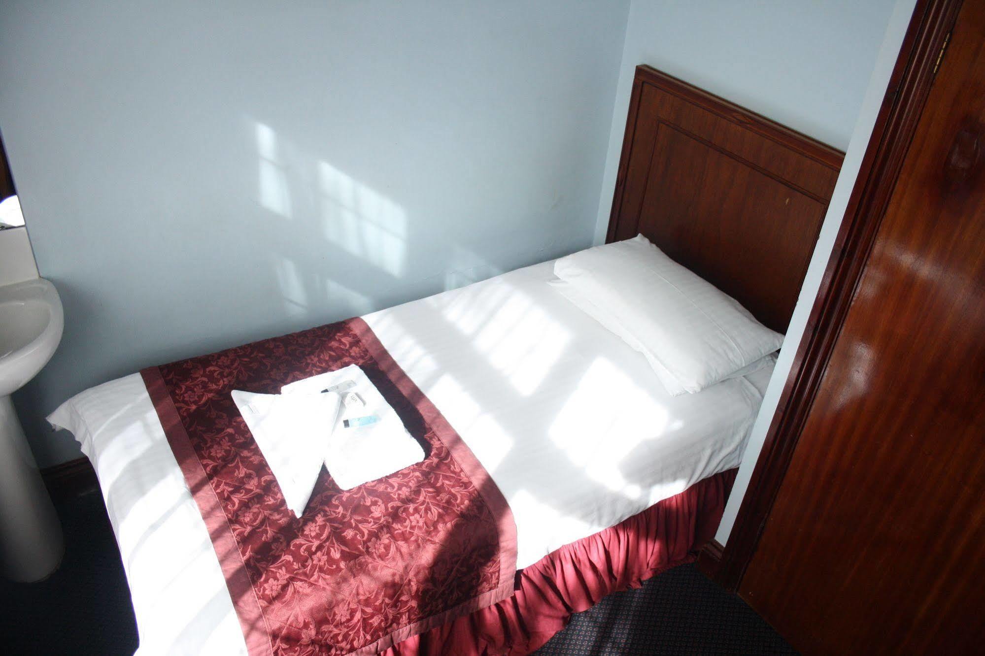 Kings Paget Hotel West Drayton  Экстерьер фото
